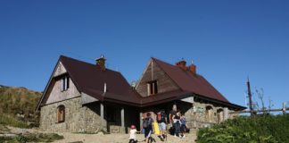 Schron BdPN na Połoninie Wetlińskiej (dawniej: „Chata Puchatka”) Schronisko Chatka Puchatka na Połoninie Wetlińskiej